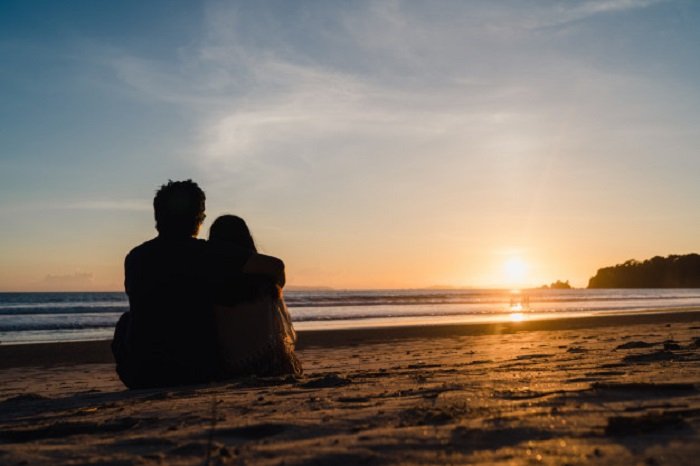 The Impact of Technology on Modern Relationships: Love in the Age of Apps
